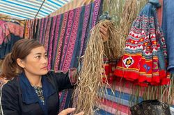 Gìn giữ nghề thêu may trang phục Mông truyền thống