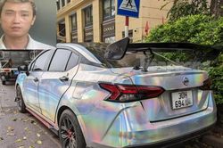 Bắt khẩn cấp lái xe ô tô drift trước Nhà hát Lớn Hà Nội