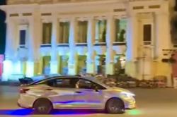 Bắt giữ tài xế 'đốt lốp' ầm ĩ trước Nhà hát lớn Hà Nội