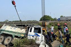 TP Hồ Chí Minh: Xe ben mất lái lao xuống kênh, lái xe kẹt trong cabin