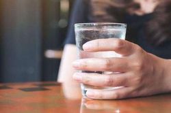 Những nguyên nhân khiến bạn uống nước nhiều mà vẫn thấy khát
