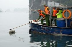 Quảng Ninh ra 'hạn chót' hoàn thành thu gom phao xốp trôi nổi trên biển