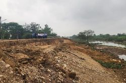 Đê tả sông Càn đang thi công thì sạt trượt nghiêm trọng