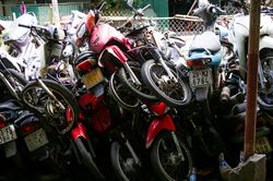 Hàng nghìn xe máy phơi mưa nắng, biến thành đống sắt vụn