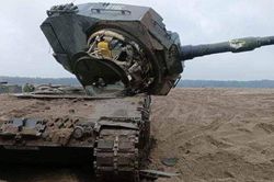 Lính Ukraine phá hỏng xe tăng Đức trước khi kịp ra trận