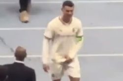 Ronaldo có hành động khó coi khi CĐV hô vang tên Messi