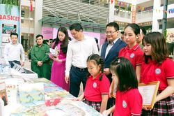 Quận Ba Đình trao tặng 100.000 cuốn sách cho huyện Ba Vì