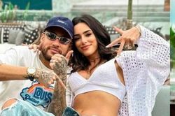 Tiền đạo Neymar và bạn gái đồng hương thông báo tin vui, mạng xã hội 'dậy sóng'
