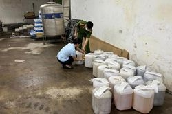 Hà Nội: Thu giữ gần 500 lít rượu ngâm không rõ nguồn gốc giấu trong nhà hàng