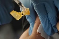 Mỹ cấp phép tiêm tăng cường vắc xin nhắm mục tiêu Omicron cho người già