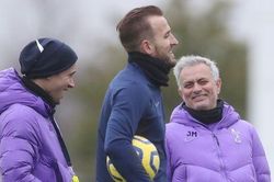 PSG chọn Harry Kane thay Messi, tái hợp Mourinho ở Paris