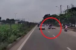 Clip: Phóng xe máy tông ô tô 'sập bánh', tài xế gặp họa và hành đẹp của người phụ nữ