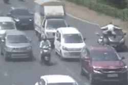 Lái xe 'hất' cảnh sát lên kính lái và bỏ chạy suốt 19km