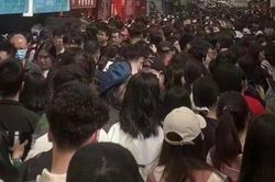 Chủ cửa hàng bán đến kiệt sức nhờ thứ 'đột nhiên hot', tiền ào ào vào túi