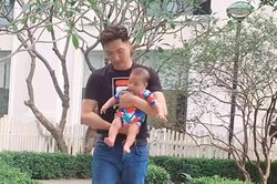 Sướng như bà xã Mạnh Trường, có chồng đẹp trai, giỏi kiếm tiền lại kiêm luôn cả bảo mẫu gia đình