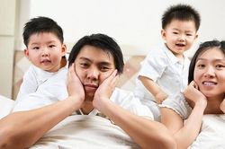 Muốn có thêm một bé gái, 2 vợ chồng tái mặt khi '3 cậu nhóc' xuất hiện cùng lúc