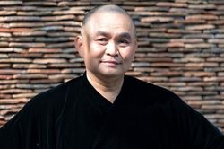'Vua hài đất Bắc' Xuân Hinh lên tiếng việc bị đoàn hát hội chợ lợi dụng tên tuổi lừa bán vé