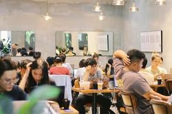 Người Việt mạnh tay mua trà sữa, đồ ăn nhanh dù phải thắt chặt chi tiêu