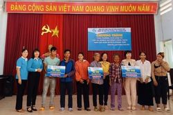 Trao phương tiện sinh kế cho các hộ nghèo thuộc diện chính sách