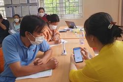 Người lao động TP.HCM xếp hàng chờ rút BHXH một lần: Lợi trước mắt mà hại lâu dài