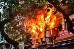 Căn nhà trên phố Hàng Mã bốc cháy ngày đầu tháng 3 âm lịch