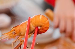 Dị ứng với tôm nhưng vẫn ăn, cô gái 17 tuổi bị phản vệ nguy kịch