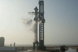 Nhân viên của Elon Musk ăn mừng khi tên lửa mạnh nhất thế giới phát nổ