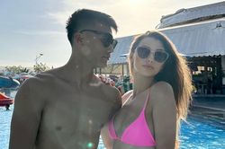 Thủ môn Bùi Tiến Dũng dậy từ tờ mờ sáng đưa vợ người mẫu và con trai đi du lịch