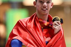 Kình ngư Nguyễn Huy Hoàng cầm cờ đoàn Thể thao Việt Nam tại SEA Games 32