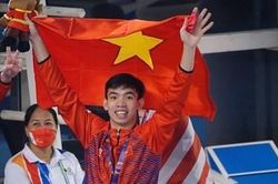 Kình ngư Nguyễn Huy Hoàng vinh dự là người cầm cờ của Đoàn thể thao Việt Nam tham dự SEA Games 32