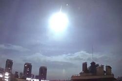 Vật thể lạ rực sáng trên bầu trời Kiev, nghi vệ tinh rơi hoặc người ngoài hành tinh