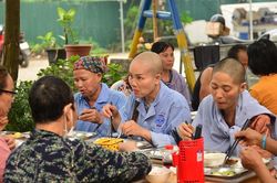 Quán cơm 2 nghìn đồng cho bệnh nhân ung thư của cặp vợ chồng Hà Nội