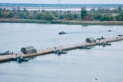 Nga đánh sập cầu phao ở Donetsk, Ukraine báo động phòng không