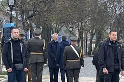 Tổng thư ký NATO bất ngờ thăm Ukraine