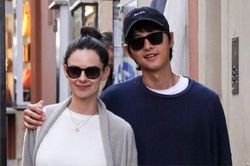 Song Joong Ki lộ rõ vẻ già nua khi sánh đôi cùng vợ ngoại quốc tại trời Tây