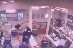 Clip toàn cảnh thanh niên cầm súng xông vào ngân hàng VietinBank cướp tiền rồi bỏ chạy