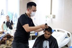 Trên 60 lượt bệnh nhân được cắt tóc và gội đầu miễn phí