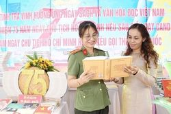 Công an tỉnh Trà Vinh giới thiệu quyển sách của Tổng Bí thư Nguyễn Phú Trọng