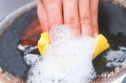 Tuyệt chiêu làm sạch nồi, chảo bị cháy cực hiệu quả