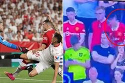Fan Manchester United bỗng nổi tiếng vì ngã gục trên sân sau thảm bại trước Sevilla