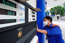 Giá xăng giảm hơn 600 đồng/lít