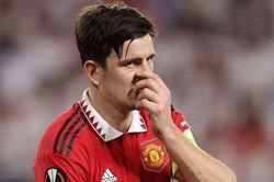 Maguire khiến Martial dính chấn thương