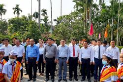 Dâng hương tưởng niệm ngày mất Quyền Chủ tịch nước Huỳnh Thúc Kháng
