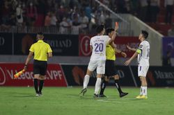 Văn Quyết lập kỷ lục nộp phạt tại V-League