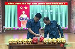 Chiến sĩ dân quân nuôi heo đất vì người nghèo