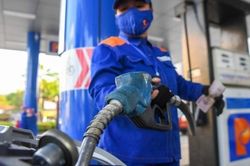 Giá xăng dầu hôm nay 21/4: Lao dốc không phanh; giá xăng trong nước sẽ 'hạ nhiệt' trong hôm nay