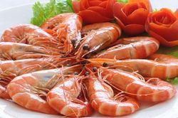 Ăn tôm bị dị ứng, đốt vỏ tôm để điều trị, cô gái 17 tuổi phải cấp cứu