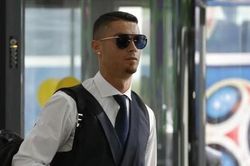 Ronaldo dính đòn đau từ tỷ phú Elon Musk