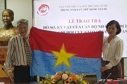 Trao trả hồ sơ, kỷ vật cho cán bộ đi B