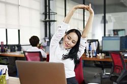 Không tập thể dục dân văn phòng vẫn đốt calo nhờ 5 cách đơn giản